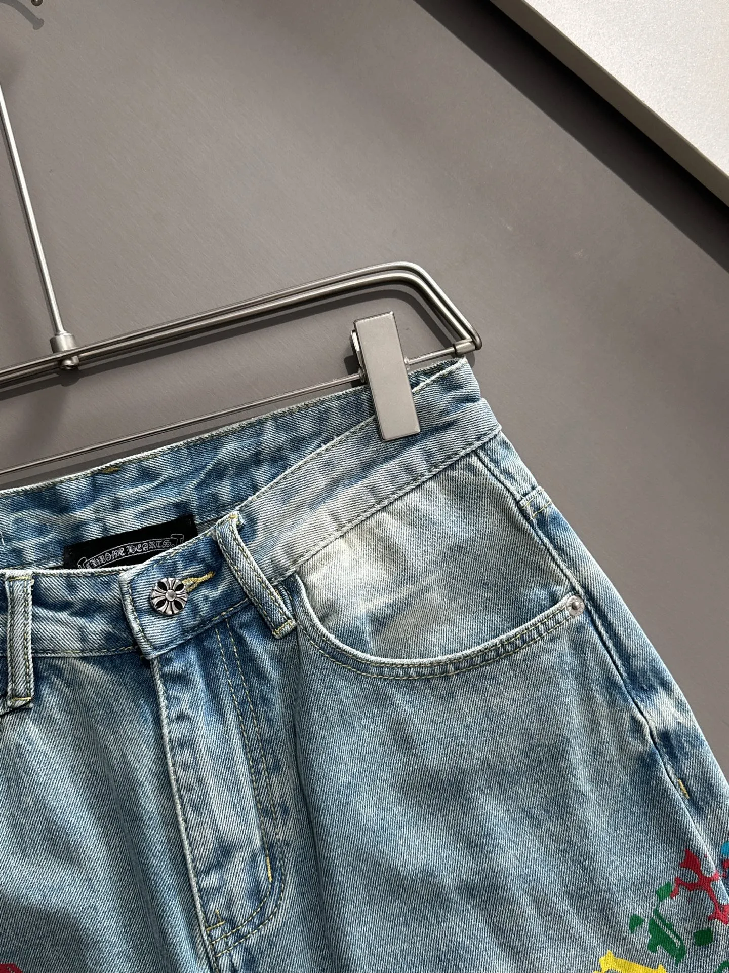 🅿️330 Croxin 2025 summer new jeans denim shorts, imported from Japan Denim plain cotton denim fabric woven and produced, complete with three standards, top stone washing process makes the texture reach the old taste of the 1980s, soft, delicate, comfortable and breathable, the color has a modern and fashionable vicissitudes, the upper body is versatile and fashionable! Light luxury, a must-have item for daily commuting! Code number: 28-40 (please state your height and weight when placing an order)